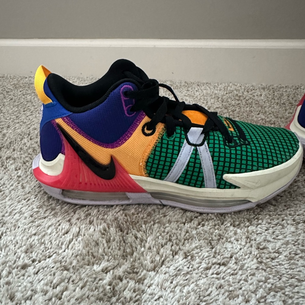 Nike Shoes - Lebron James Witness VII
